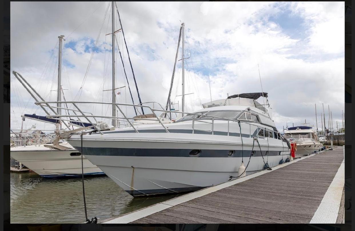 فندق Beautiful And Magnific Yacht Lisboa المظهر الخارجي الصورة